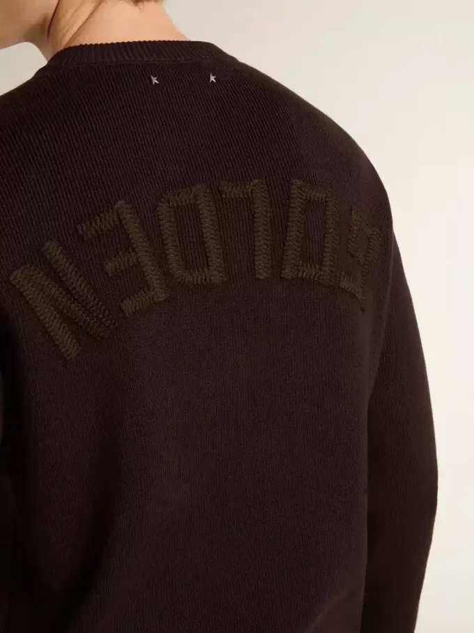 Jersey de cuello redondo marrón para hombre con las letras «Golden» en la espalda Jersey de cuello redondo marrón para hombre con las letras «Golden» en la espalda