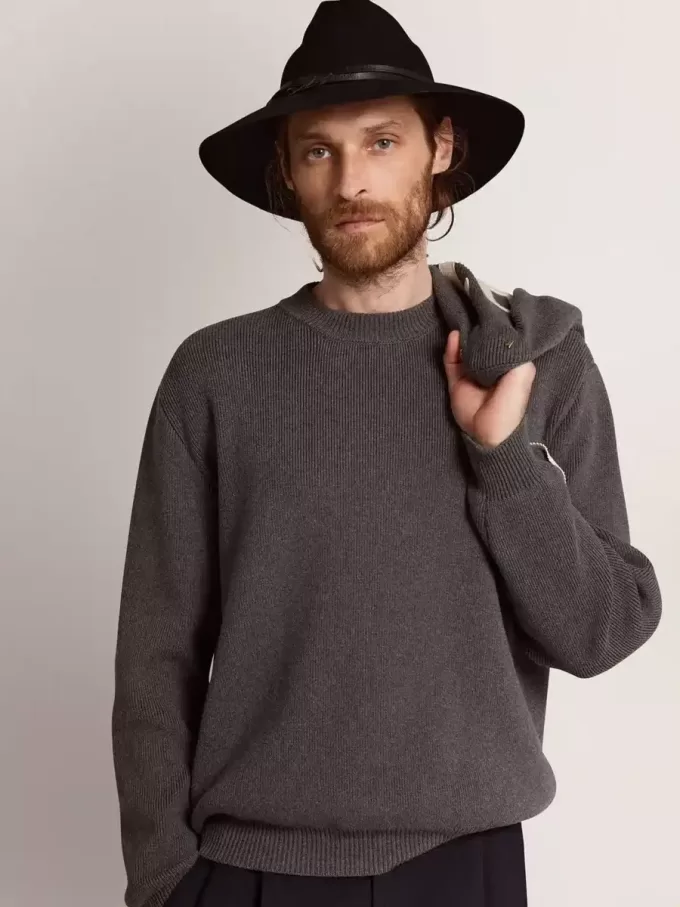 Jersey de cuello redondo para hombre en algodón gris oscuro con logotipo en la espalda Jersey de cuello redondo para hombre en algodón gris oscuro con logotipo en la espalda