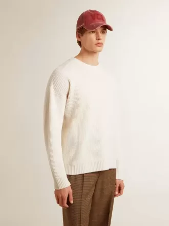 Jersey de cuello redondo para hombre en lana acanalada de color blanco desgastado