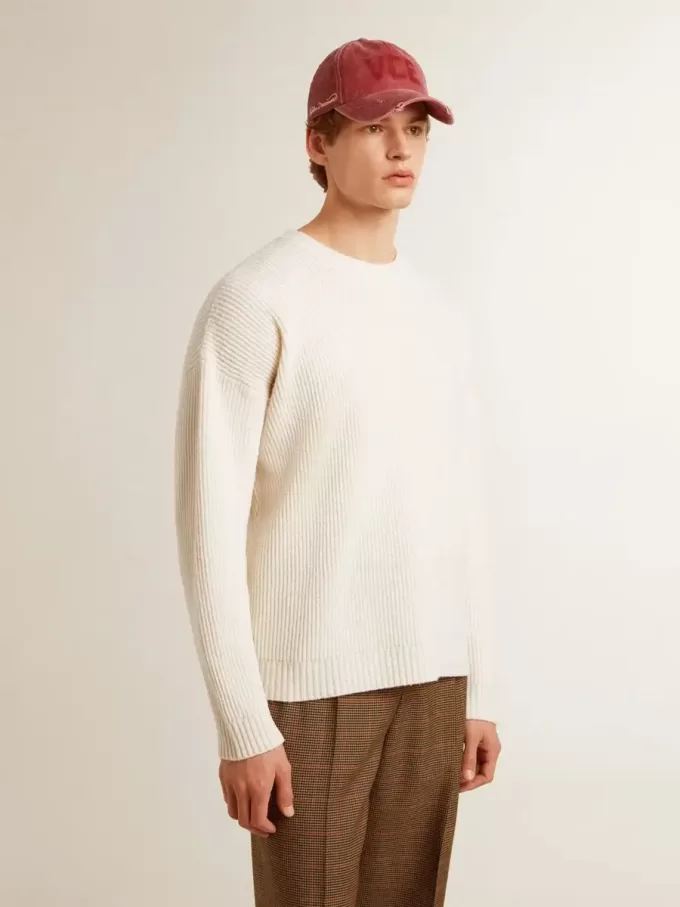 Jersey de cuello redondo para hombre en lana acanalada de color blanco desgastado Jersey de cuello redondo para hombre en lana acanalada de color blanco desgastado