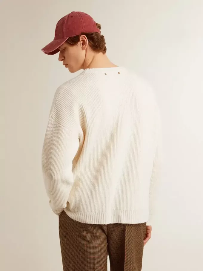 Jersey de cuello redondo para hombre en lana acanalada de color blanco desgastado Jersey de cuello redondo para hombre en lana acanalada de color blanco desgastado