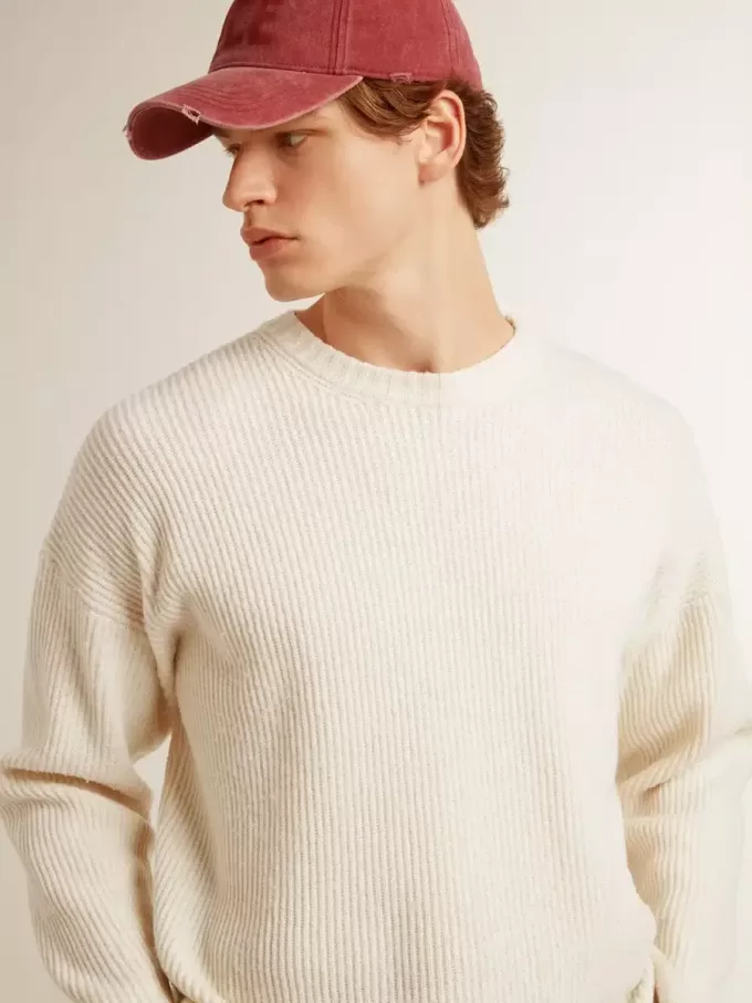 Jersey de cuello redondo para hombre en lana acanalada de color blanco desgastado Jersey de cuello redondo para hombre en lana acanalada de color blanco desgastado