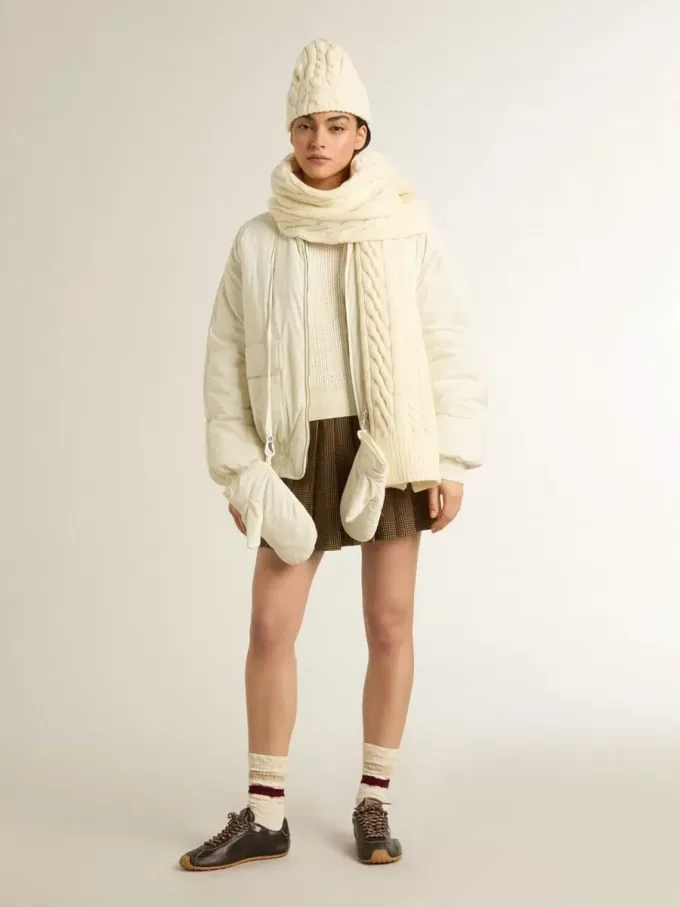 Jersey de cuello redondo para mujer en lana merino blanca con cristales por toda la prenda