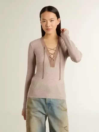 Jersey de lana beige con detalles de piel