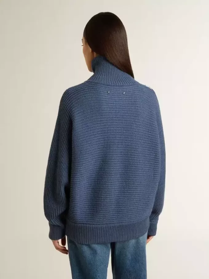 Jersey de lana jacquard azul claro para mujer con estampado color crema. Jersey de lana jacquard azul claro para mujer con estampado color crema.