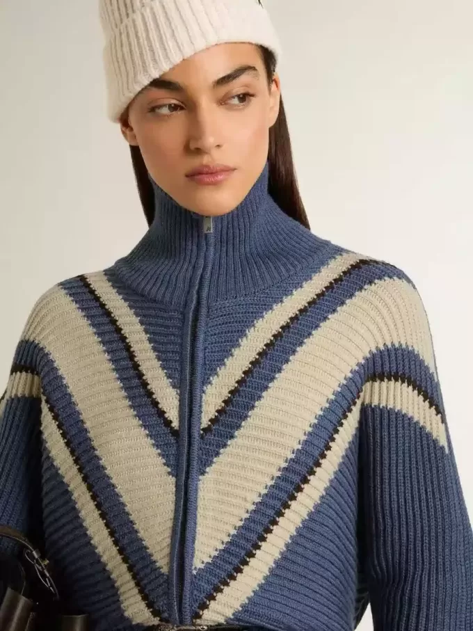 Jersey de lana jacquard azul claro para mujer con estampado color crema. Jersey de lana jacquard azul claro para mujer con estampado color crema.