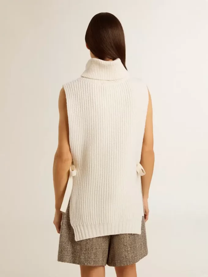 Jersey unisex blanco de cuello alto y sin mangas en lana acanalada Jersey unisex blanco de cuello alto y sin mangas en lana acanalada