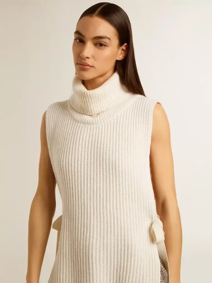 Jersey unisex blanco de cuello alto y sin mangas en lana acanalada Jersey unisex blanco de cuello alto y sin mangas en lana acanalada