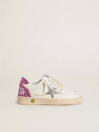 Junior Ball Star con estrella plateada brillante y lengüeta rosa brillante en el talón