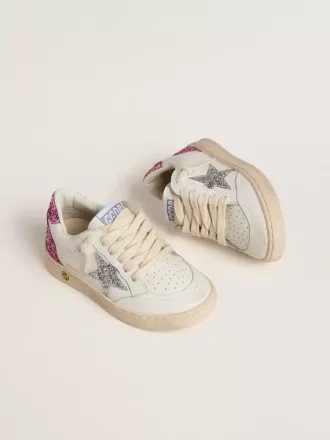 Junior Ball Star con estrella plateada brillante y lengüeta rosa brillante en el talón