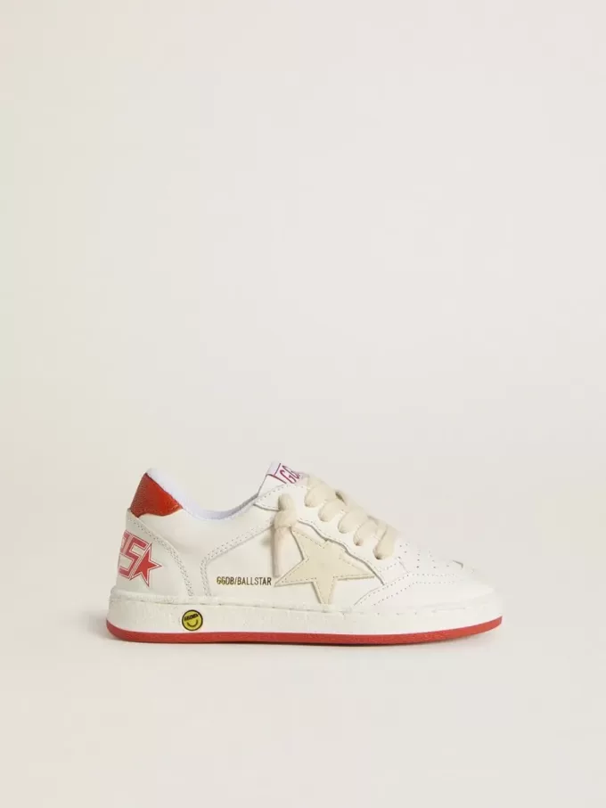 Junior Ball Star en piel con estrella color crema y lengüeta del talón en piel roja Junior Ball Star en piel con estrella color crema y lengüeta del talón en piel roja