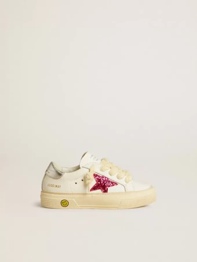 Junior May con estrella brillante fucsia y lengüeta metálica en el talón