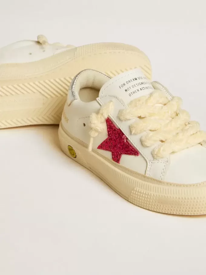 Junior May con estrella brillante fucsia y lengüeta metálica en el talón