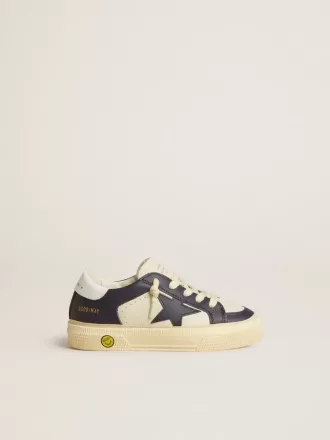 Junior May en cuero blanco y azul con estrella y lengüeta del talón de cuero.