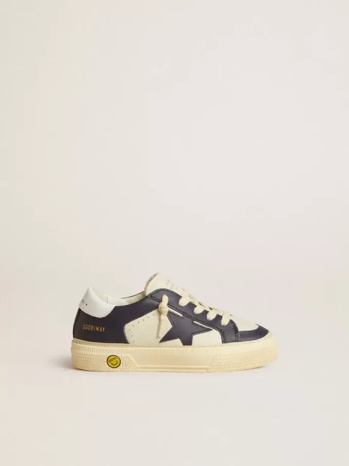 Junior May en cuero blanco y azul con estrella y lengüeta del talón de cuero. Junior May en cuero blanco y azul con estrella y lengüeta del talón de cuero.