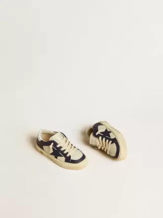 Junior May en cuero blanco y azul con estrella y lengüeta del talón de cuero.