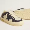 Junior May en cuero blanco y azul con estrella y lengüeta del talón de cuero. Junior May en cuero blanco y azul con estrella y lengüeta del talón de cuero.