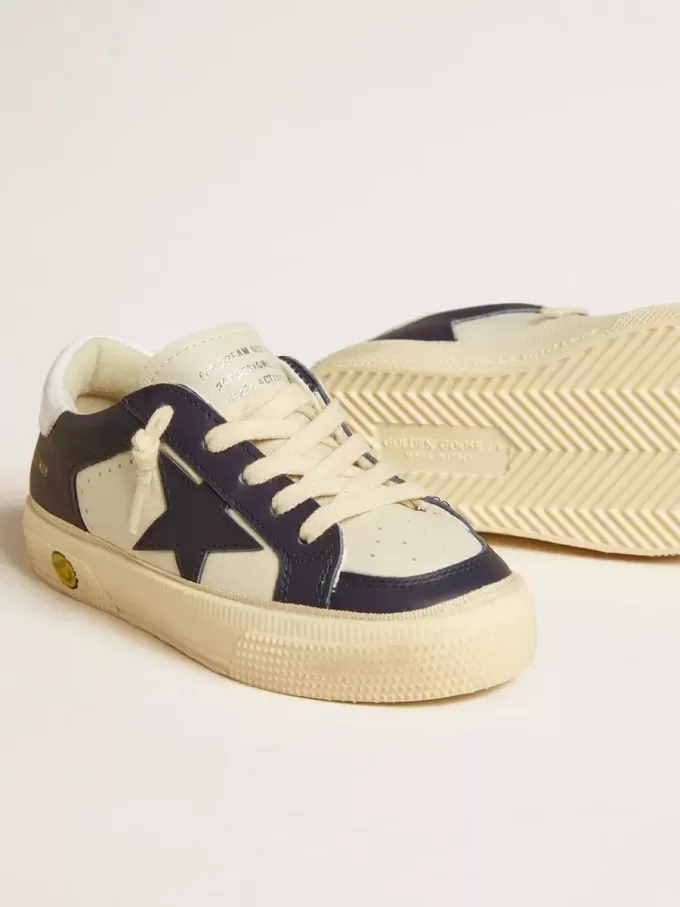 Junior May en cuero blanco y azul con estrella y lengüeta del talón de cuero. Junior May en cuero blanco y azul con estrella y lengüeta del talón de cuero.