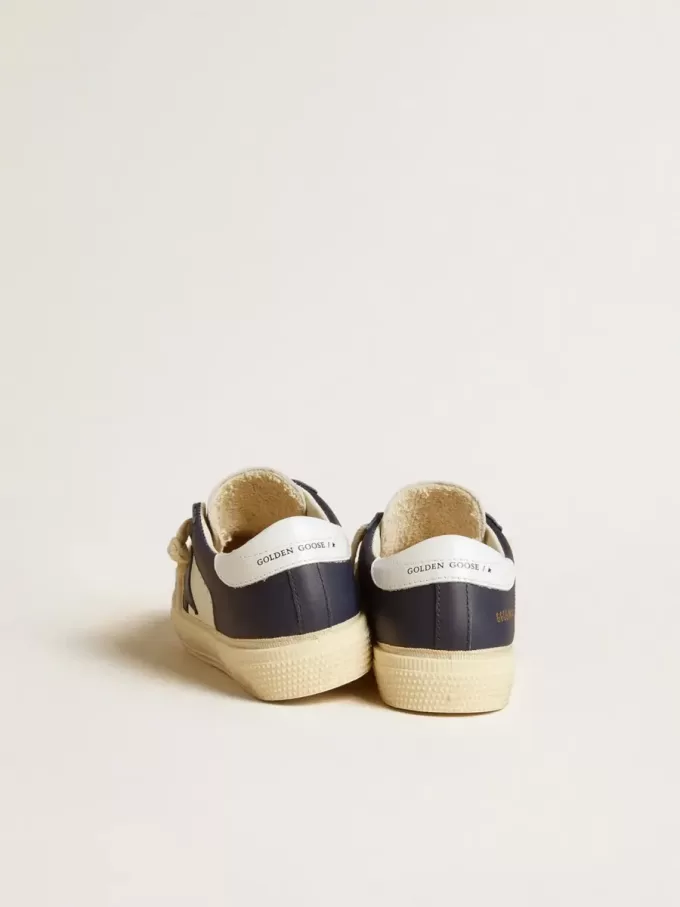Junior May en cuero blanco y azul con estrella y lengüeta del talón de cuero. Junior May en cuero blanco y azul con estrella y lengüeta del talón de cuero.