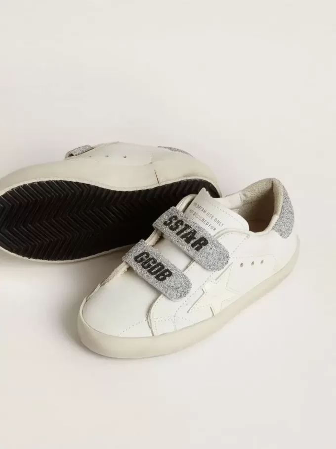 Junior Old School con lengüeta y correas en el talón con cristales Swarovski plateados Junior Old School con lengüeta y correas en el talón con cristales Swarovski plateados