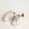 Junior Old School en piel blanca con detalles dorados Junior Old School en piel blanca con detalles dorados