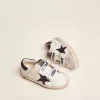 Junior Old School en piel blanca con estrella y lengüeta en el talón de ante azul Junior Old School en piel blanca con estrella y lengüeta en el talón de ante azul