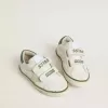 Junior Old School en piel blanca con lengüeta del talón en napa verde e inserción verde Junior Old School en piel blanca con lengüeta del talón en napa verde e inserción verde