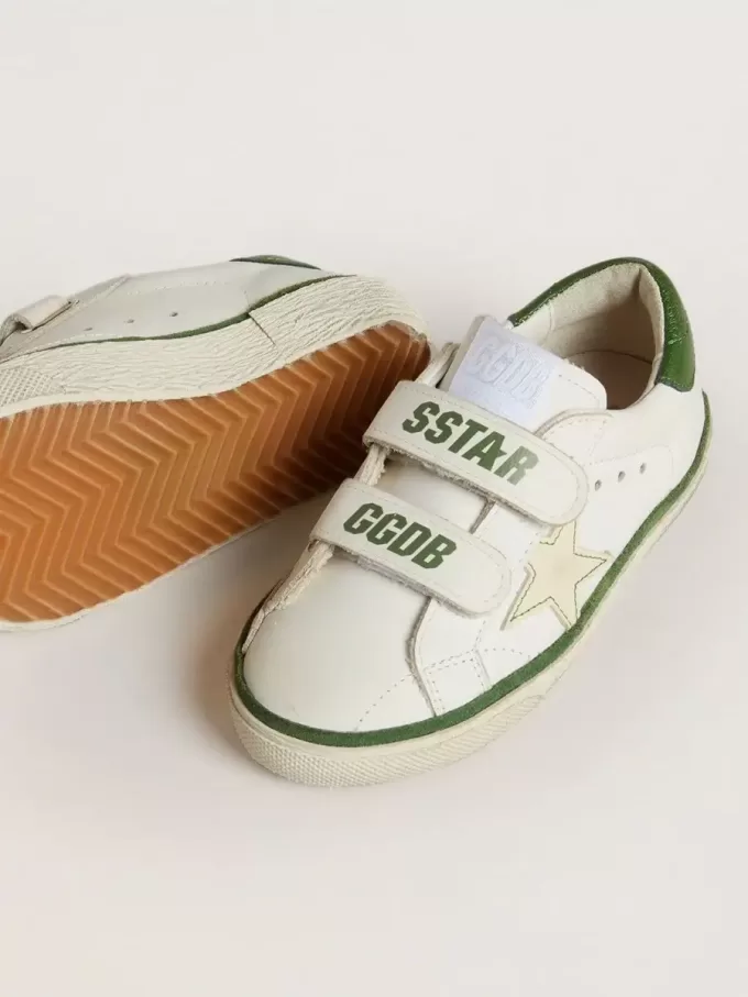 Junior Old School en piel blanca con lengüeta del talón en napa verde e inserción verde Junior Old School en piel blanca con lengüeta del talón en napa verde e inserción verde