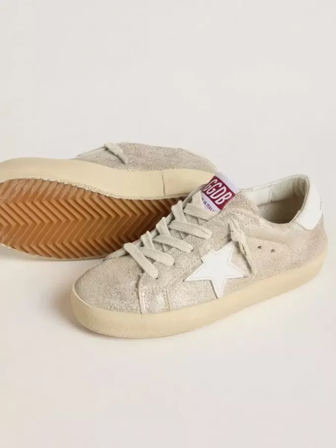 Junior Super-Star en ante laminado color arena con estrella de cuero blanco Junior Super-Star en ante laminado color arena con estrella de cuero blanco