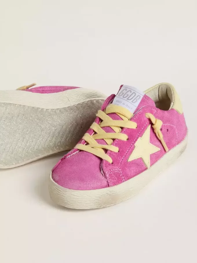 Junior Super-Star en ante rosa con estrella amarilla clara y lengüeta en el talón Junior Super-Star en ante rosa con estrella amarilla clara y lengüeta en el talón