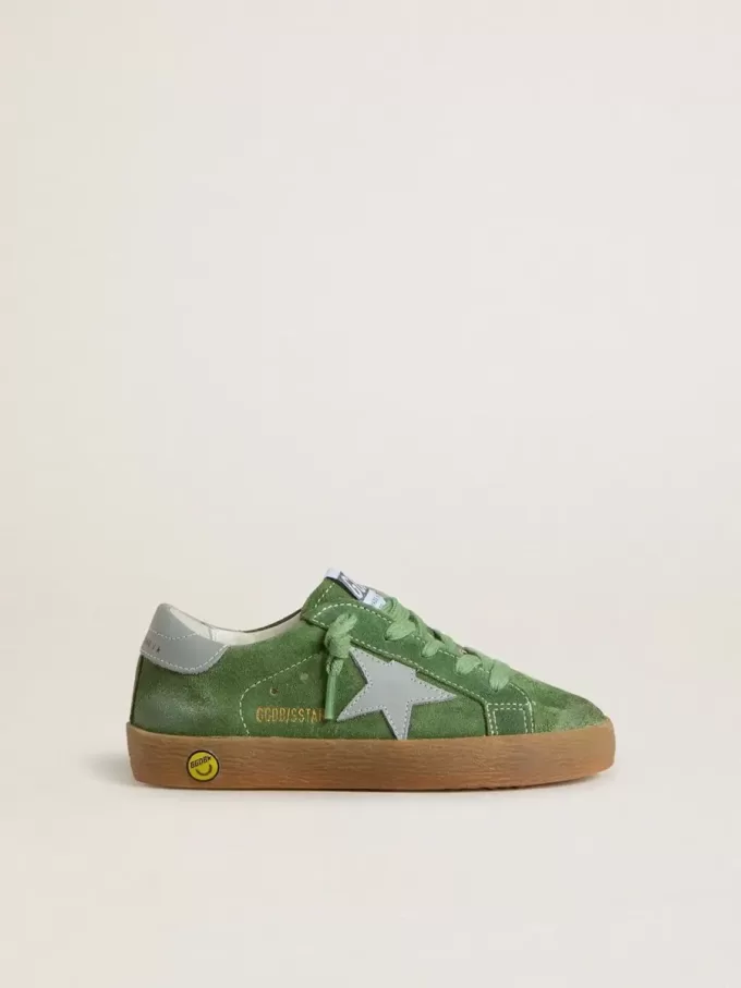 Junior Super-Star en ante verde con estrella azul claro y lengüeta en el talón Junior Super-Star en ante verde con estrella azul claro y lengüeta en el talón