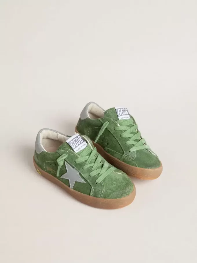 Junior Super-Star en ante verde con estrella azul claro y lengüeta en el talón Junior Super-Star en ante verde con estrella azul claro y lengüeta en el talón