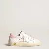 Junior Super-Star en piel blanca con estrella metálica plateada y lengüeta rosa en el talón Junior Super-Star en piel blanca con estrella metálica plateada y lengüeta rosa en el talón