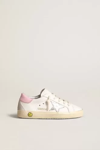 Junior Super-Star en piel blanca con estrella metálica plateada y lengüeta rosa en el talón