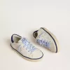 Junior Super-Star en piel blanca con lengüeta del talón en ante azul