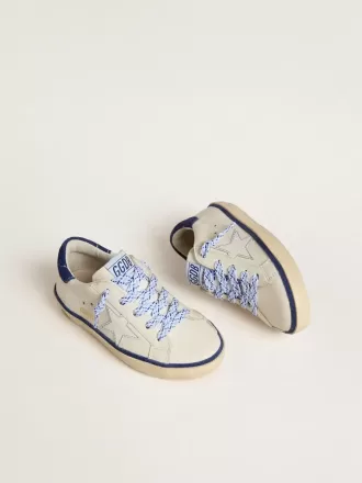 Junior Super-Star en piel blanca con lengüeta del talón en ante azul Junior Super-Star en piel blanca con lengüeta del talón en ante azul