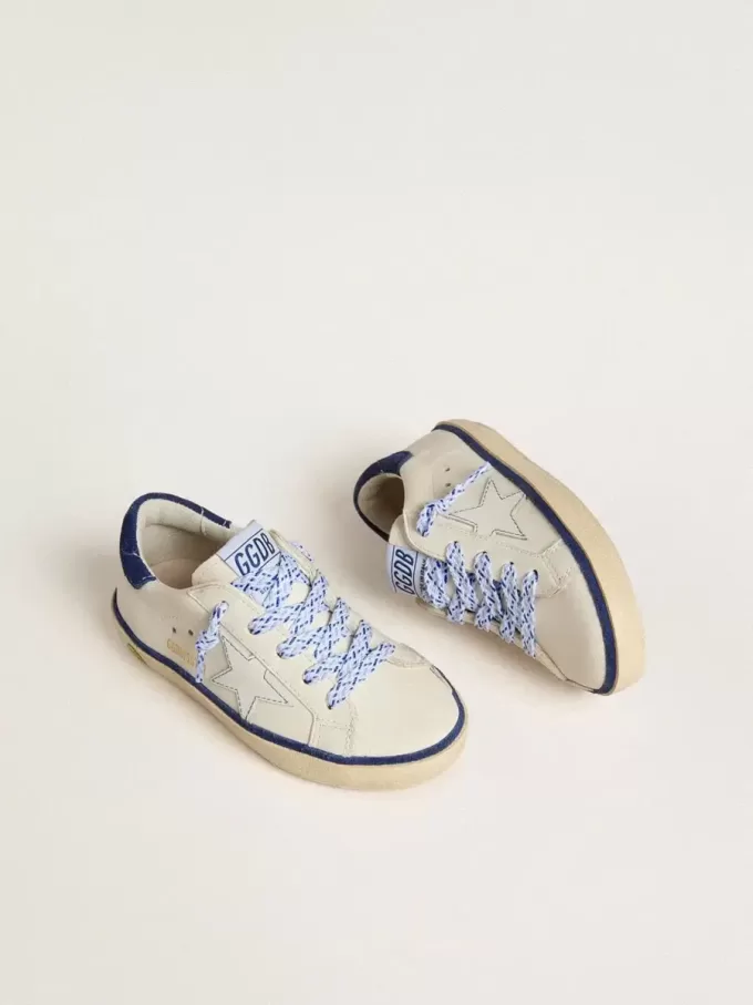 Junior Super-Star en piel blanca con lengüeta del talón en ante azul