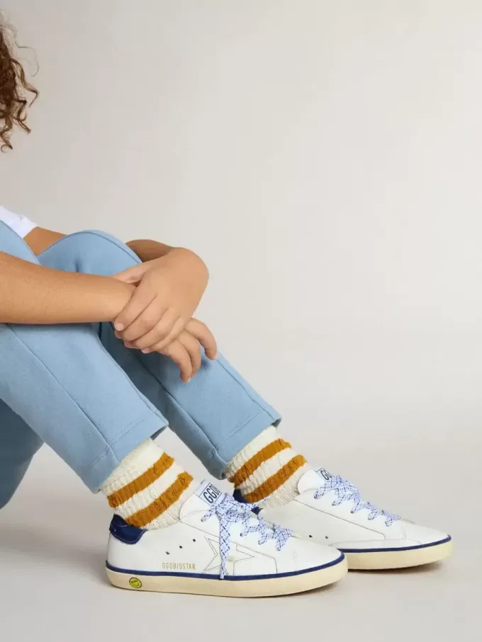 Junior Super-Star en piel blanca con lengüeta del talón en ante azul