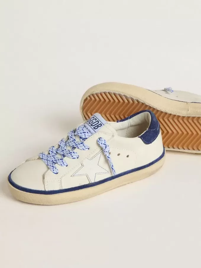 Junior Super-Star en piel blanca con lengüeta del talón en ante azul