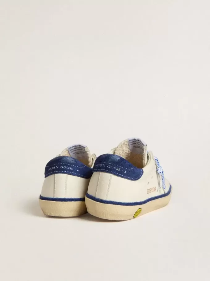 Junior Super-Star en piel blanca con lengüeta del talón en ante azul