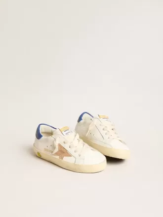 Junior Super-Star en piel napa con estrella beige y lengüeta azul en el talón Junior Super-Star en piel napa con estrella beige y lengüeta azul en el talón