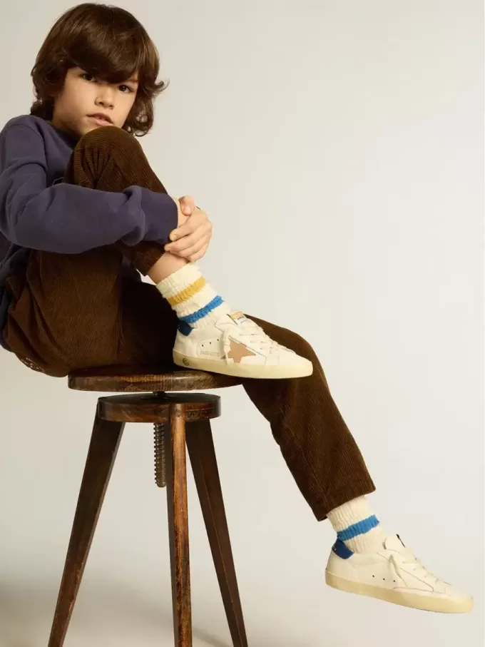 Junior Super-Star en piel napa con estrella beige y lengüeta azul en el talón