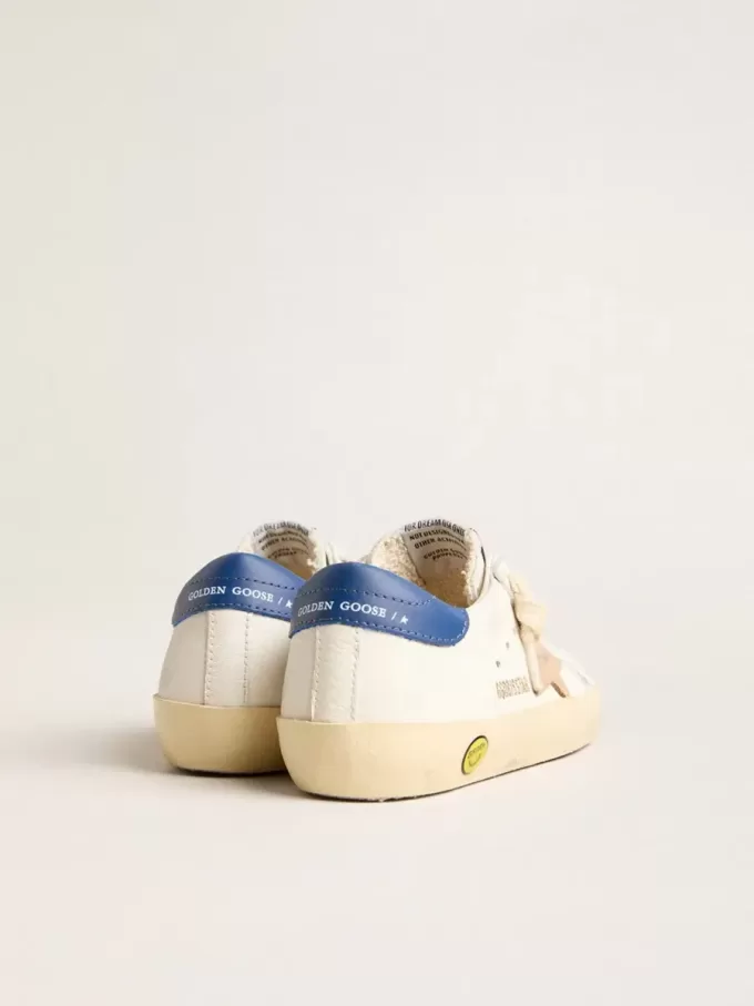 Junior Super-Star en piel napa con estrella beige y lengüeta azul en el talón