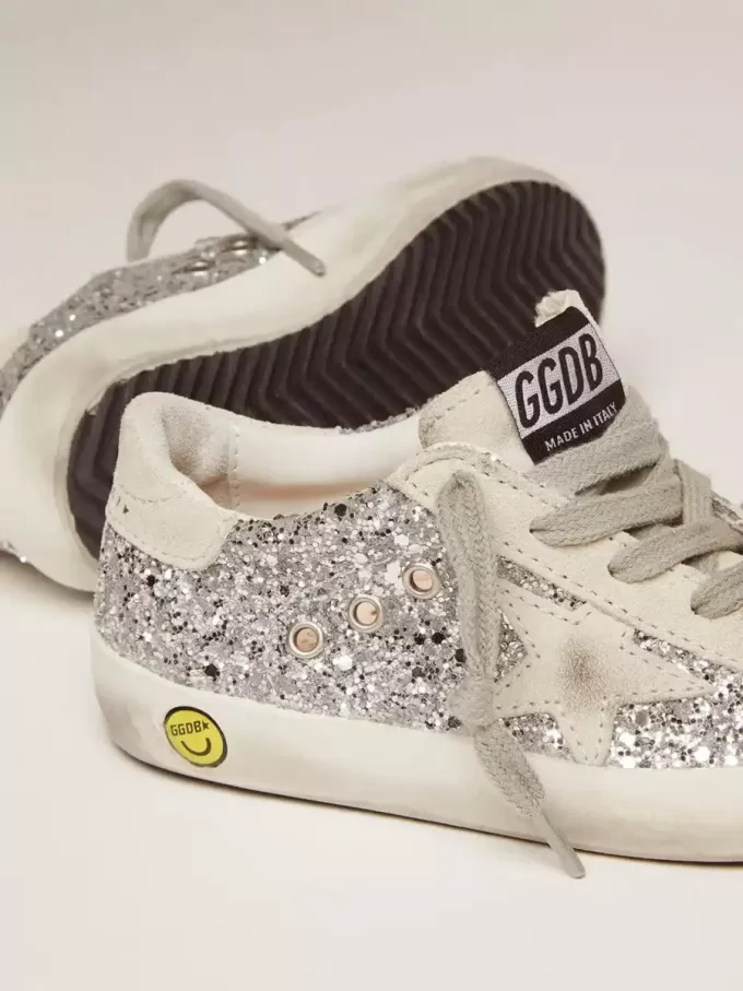 Junior Super-Star en plata brillante con estrella de ante gris hielo Junior Super-Star en plata brillante con estrella de ante gris hielo