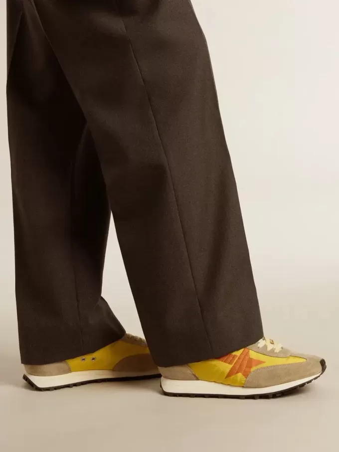 Marathon para hombre con parte superior de nailon amarillo y estrella naranja Marathon para hombre con parte superior de nailon amarillo y estrella naranja