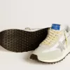 Marathon para hombre con parte superior de nailon blanco y estrella plateada. Marathon para hombre con parte superior de nailon blanco y estrella plateada.