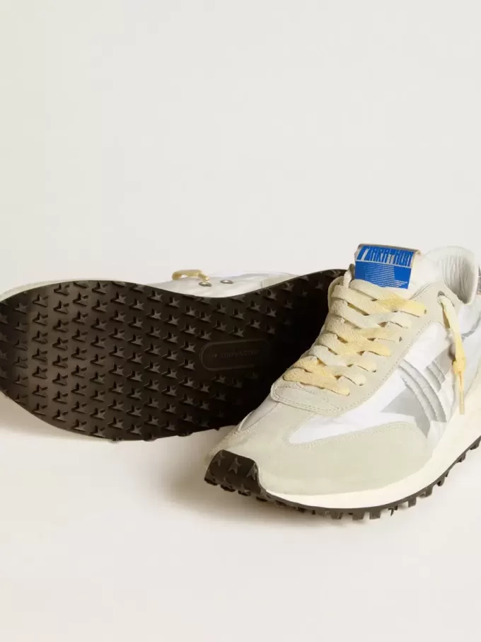 Marathon para hombre con parte superior de nailon blanco y estrella plateada. Marathon para hombre con parte superior de nailon blanco y estrella plateada.