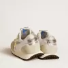 Marathon para hombre con parte superior de nailon blanco y estrella plateada. Marathon para hombre con parte superior de nailon blanco y estrella plateada.