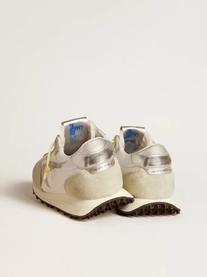 Marathon para hombre con parte superior de nailon blanco y estrella plateada. Marathon para hombre con parte superior de nailon blanco y estrella plateada.