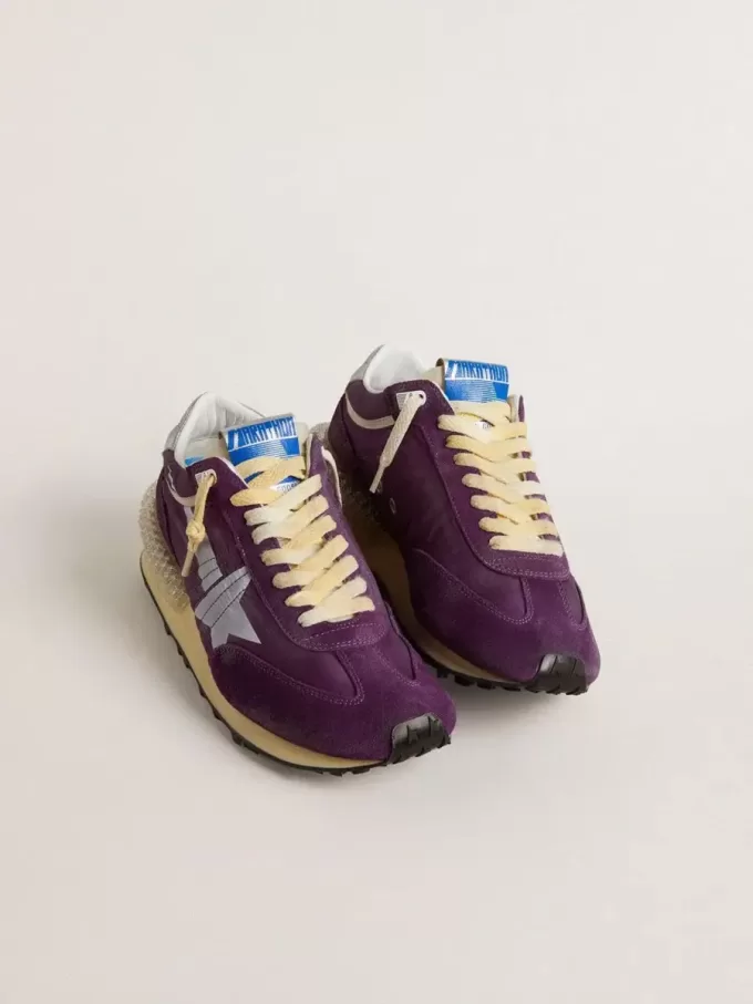 Marathon para hombre con parte superior de nailon morado y estrella blanca. Marathon para hombre con parte superior de nailon morado y estrella blanca.